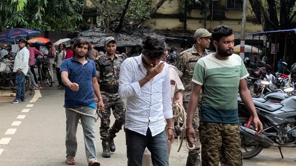 दुमका में महिला कलाकार से गैंगरेप के आरोप में खोरठा गायक सहित तीन गिरफ्तार