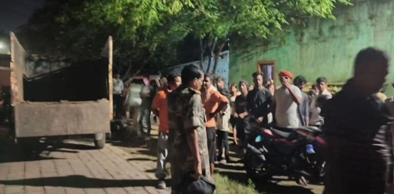 घर में संदिग्ध हालत में मिला एक दंपति और बच्ची का शव