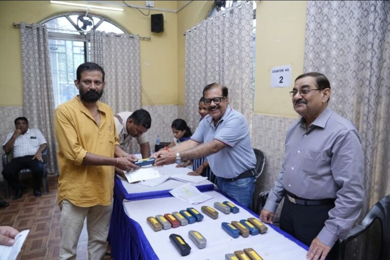 पंजाबी हिंदू बिरादरी ने 54 लोगों को दिया निःशुल्क चश्मा