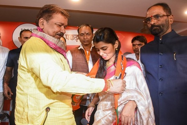 प्रसिद्ध लोक गायिका मैथिली ठाकुर अलीनगर से लड़ेंगी चुनाव, भाजपा ने जारी की 12 उम्मीदवारों की दूसरी सूची