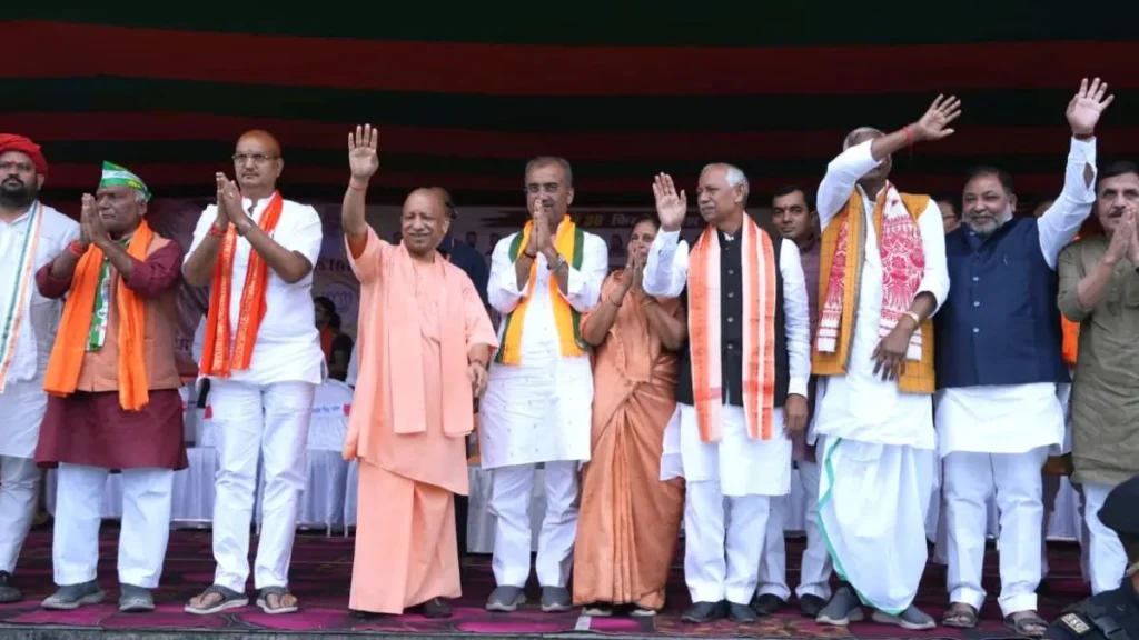 खानदानी माफिया और माफियाराज की वापसी बर्दाश्त नहीं, सिवान में राजद-कांग्रेस पर योगी ने बोला हमला