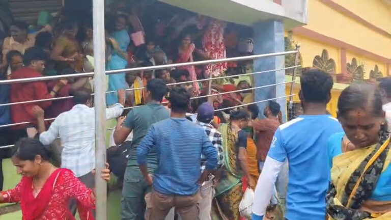 वेंकटेश्वर स्वामी मंदिर में भगदड़, 10 श्रद्धालुओं की मौत और कई घायल