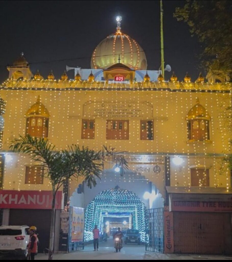 प्रकाश पर्व की पूर्व संध्या पर भक्ति के रंग में रंगा साकची गुरुद्वारा साहिब