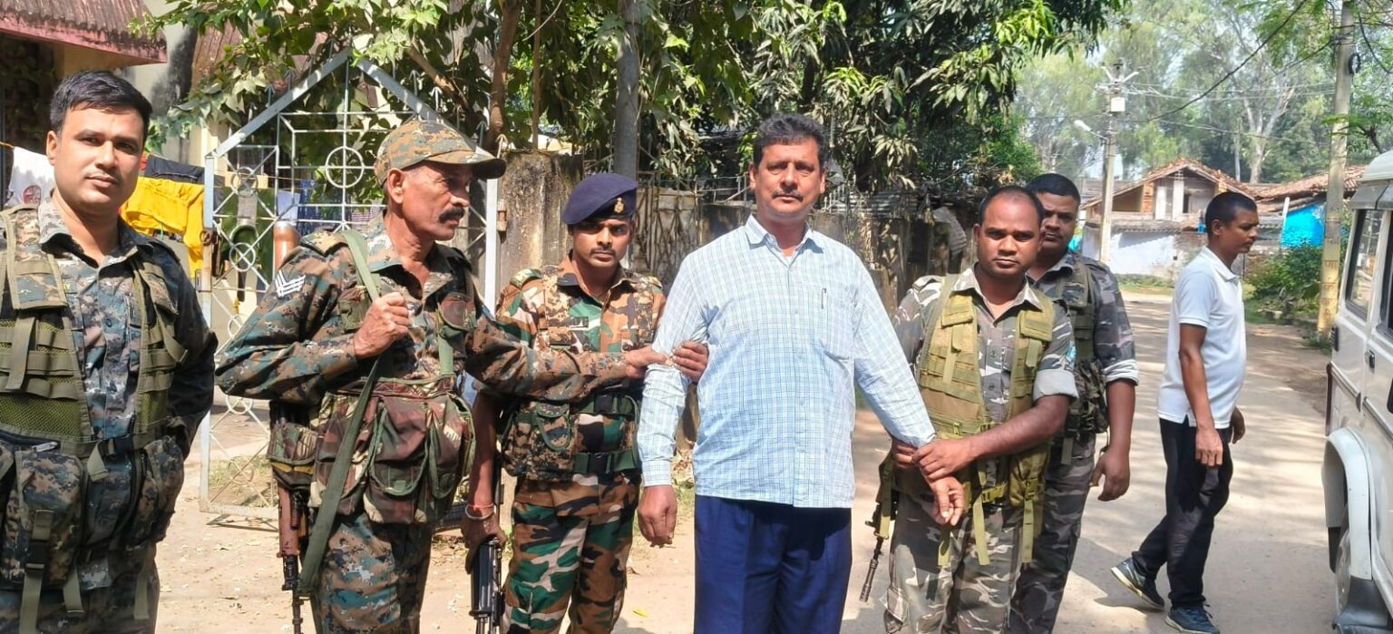 लातेहार में एसीबी ने 65 हजार रुपये रिश्वत लेते जिला परिषद का बड़ा बाबू को किया गिरफ्तार