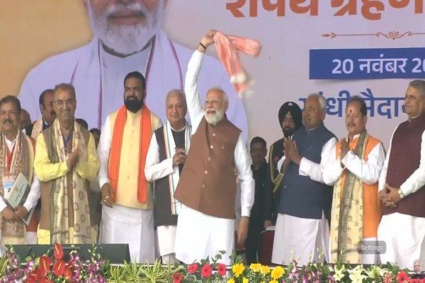 पटना गांधी मैदान में मोदी ने भगवा गमछा लहराकर विपक्ष को दिया जवाब
