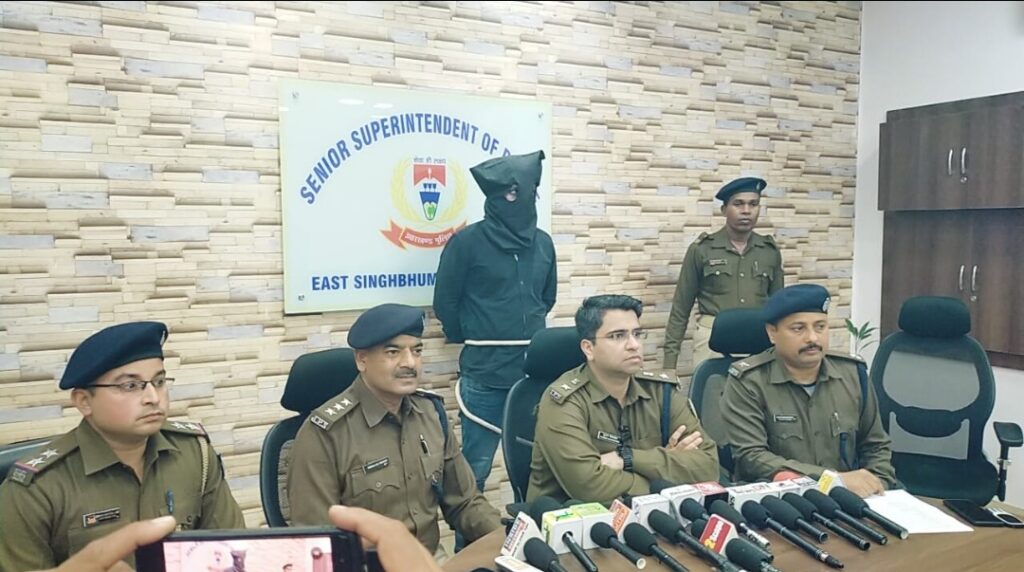 जमशेदपुर के चिन्मया स्कूल के समीप हथियार के साथ युवक गिरफ्तार