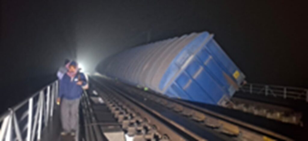 बिहार में मालगाड़ी के आठ डब्बे पटरी से उतरे, परिचालन प्रभावित