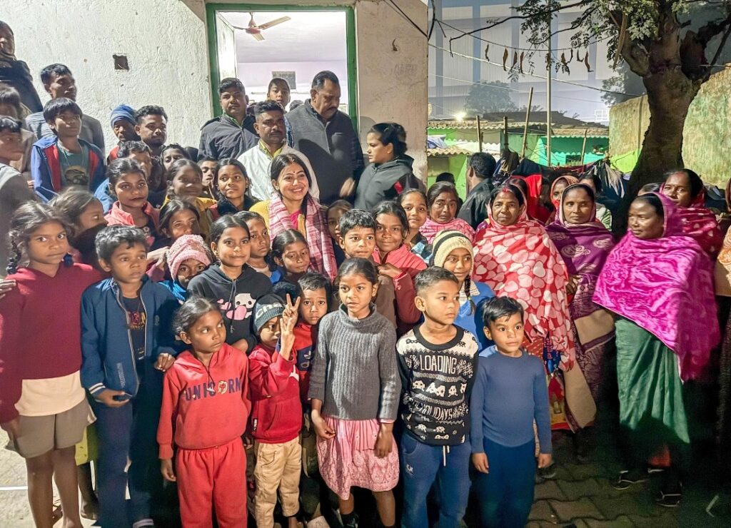 जमशेदपुर में विधायक पूर्णिमा साहू ने जरूरतमंदों के बीच बांटे कंबल
