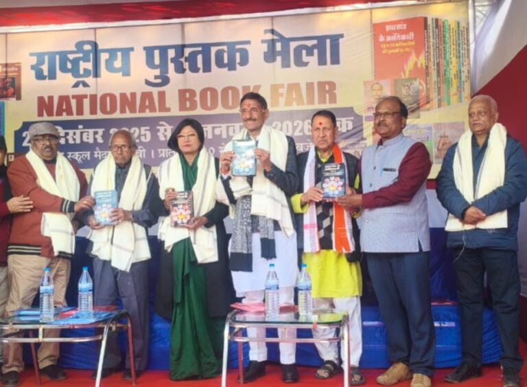 बच्चों के हाथों में मोबाइल के बजाय पुस्तकें होनी चाहिए : संजय सेठ