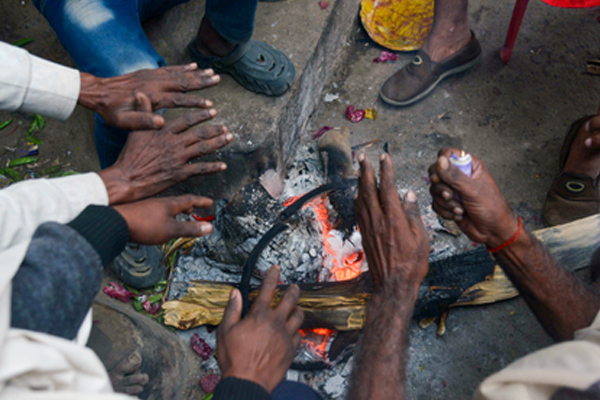 बिहार में ठंड ने लोगों को ठिठुराया, गयाजी में 4.1 डिग्री सेल्सियस तक पारा लुढ़का