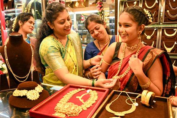 सोने-चांदी ने बनाया एक और नया रिकॉर्ड, वैश्विक तनावों के बीच लगातार बढ़ रही सुरक्षित निवेश की मांग