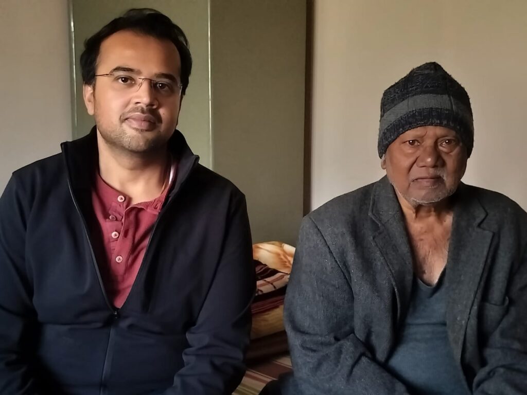 बिहार के विधायक डॉ. मंजरिक मृणाल ने पद्मभूषण कड़िया मुंडा से लिया आशीर्वाद