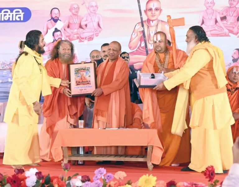 बटेंगे तो बांग्लादेश जैसा होगा हाल, योगी बोले-सेकुलरिज्म के ठेकेदारों के मुंह पर चिपक गया फेविकोल