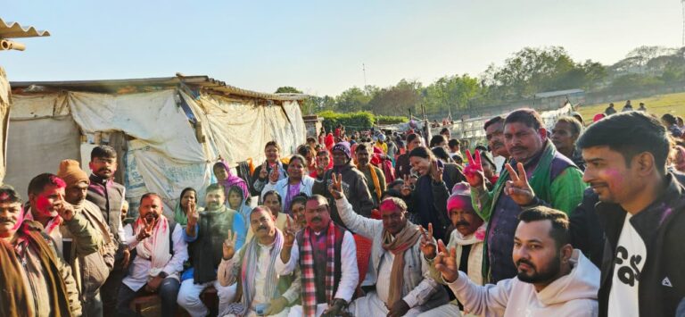 अंश-अंशिका की सकुशल बरामदगी पर धुर्वा में संघर्ष समिति ने उड़ाया अबीर-गुलाल, पुलिस को दी बधाई