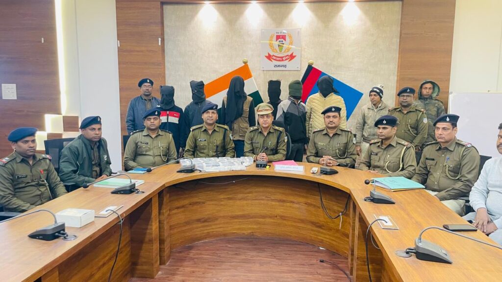 कुजू में व्यवसायी डब्बू सिंह के आवास पर गोलीबारी मामले में राहुल दुबे गैंग के आधा दर्जन अपराधी हथियार के साथ गिरफ्तार