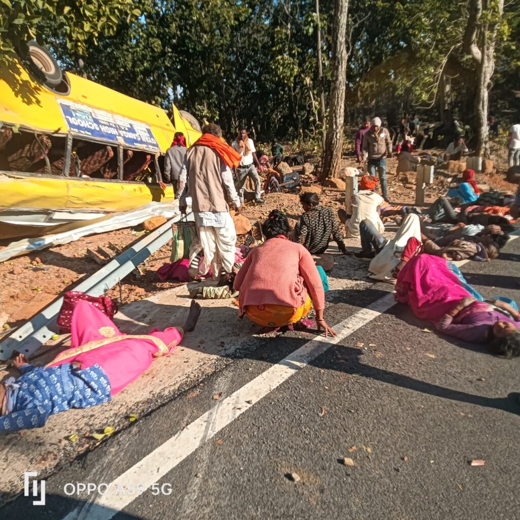 लातेहार के महुआडांड़ में भीषण सड़क हादसा, छह लोगों की मौत, 60 से अधिक घायल