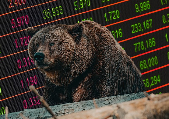 ट्रेड वॉर की आशंका से शेयर बाजार धड़ाम, सेंसेक्स 1066 अंक लुढ़का, निवेशकों के 9.90 लाख करोड़ स्वाहा