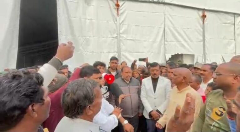 हजारीबाग में अडाणी कोल कंपनी की जनसुनवाई में हिंसा, पंडाल में घुसकर मारपीट