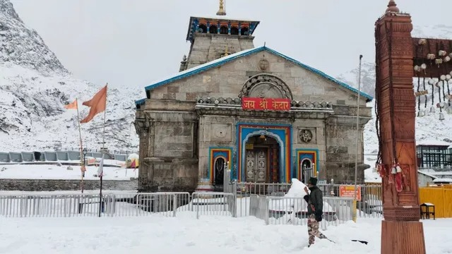 केदारनाथ धाम में दो फीट तक जमी बर्फ, तापमान पहुंचा -15 डिग्री सेल्सियस तक