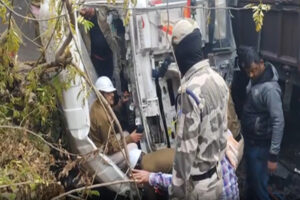 झारखंड: गोड्डा में 40 फीट नीचे गिरा ट्रक, कोयले के रैक से टकराया, चालक समेत दो घायल