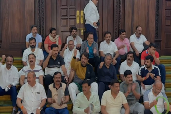 कर्नाटक शराब घोटाला: भाजपा-JDS विधायकों ने विधानसभा में गुजारी रात, भजन-गीत और नारों के साथ सुबह फिर प्रदर्शन