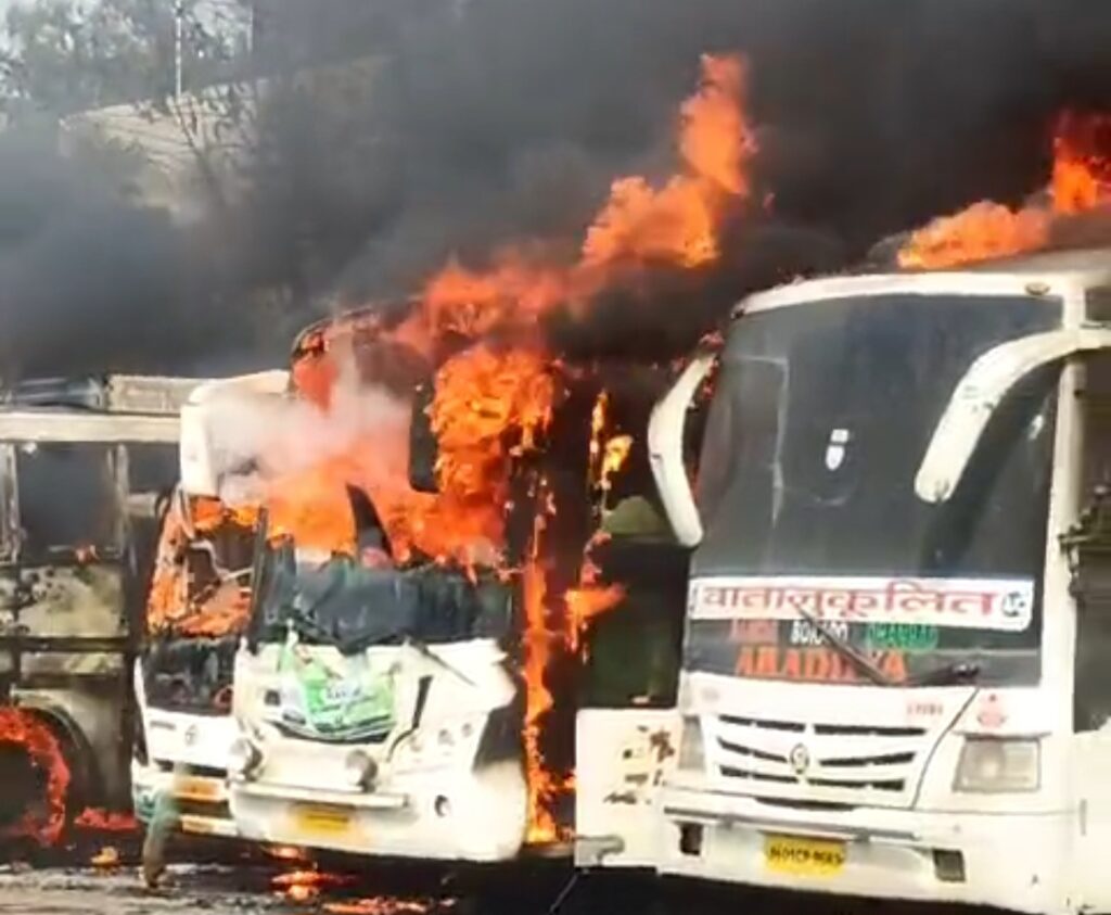 रांची के खादगढ़ा बस स्टैंड में लगी भीषण से छह बस जलकर राख