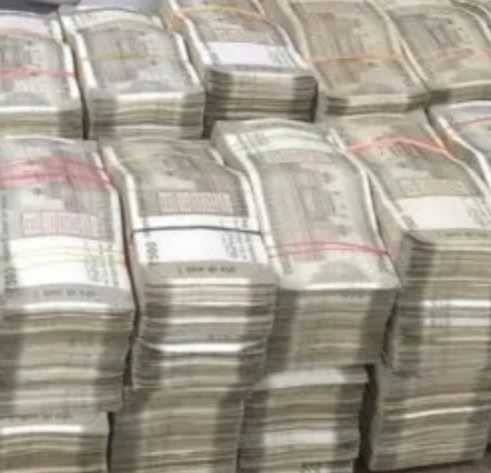 रांची के कटहल मोड़ के समीप वाहन से 9 लाख रुपये नकद बरामद