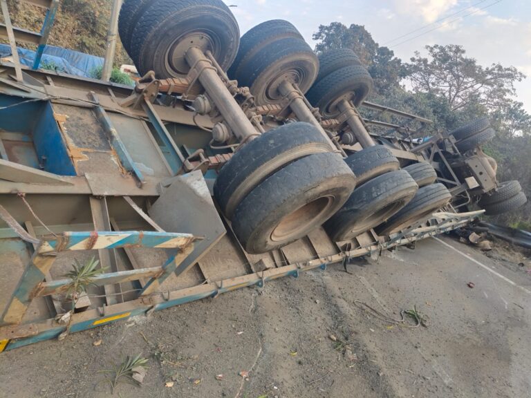 चूटूपालु घाटी में बाइक पर पलटा ट्रेलर, एक युवक की मौत और दो युवती घायल