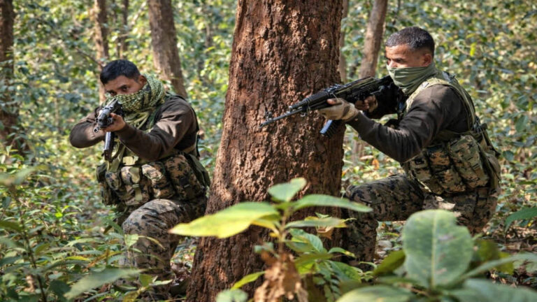 सारंडा जंगल में आईईडी विस्फोट, कोबरा के दो जवान घायल, रांची रेफर