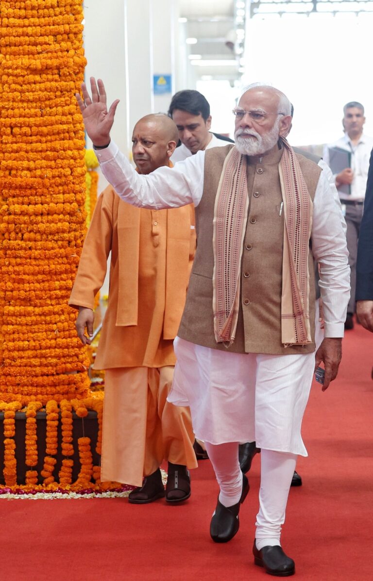 देश विरोधी राजनीति कर रही कांग्रेस, मोदी बोले, पहले से ही नंगे हो, फिर कपड़े उतारने की जरूरत क्यों पड़ी