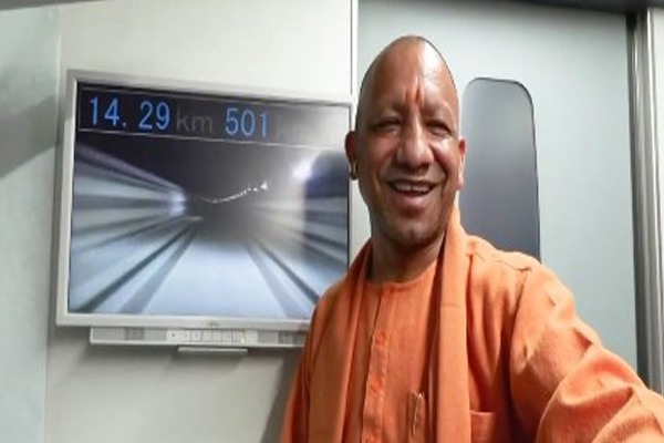 सीएम योगी ने जापान में 501 किलोमीटर की रफ्तार वाली हाई स्पीड ट्रेन में किया सफर