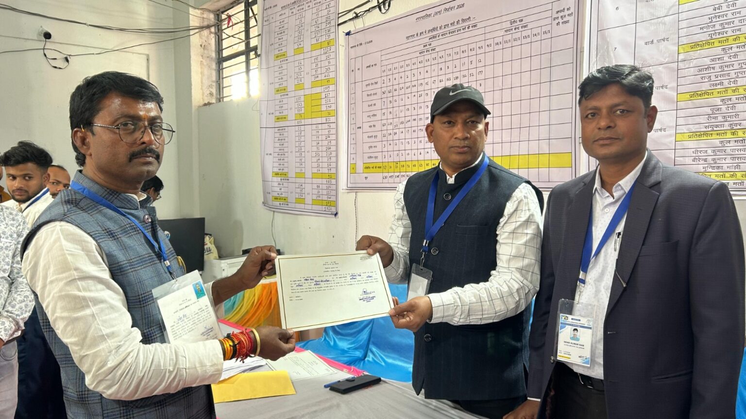 लातेहार नगर पंचायत अध्यक्ष बने भाजपा समर्थित महेश सिंह