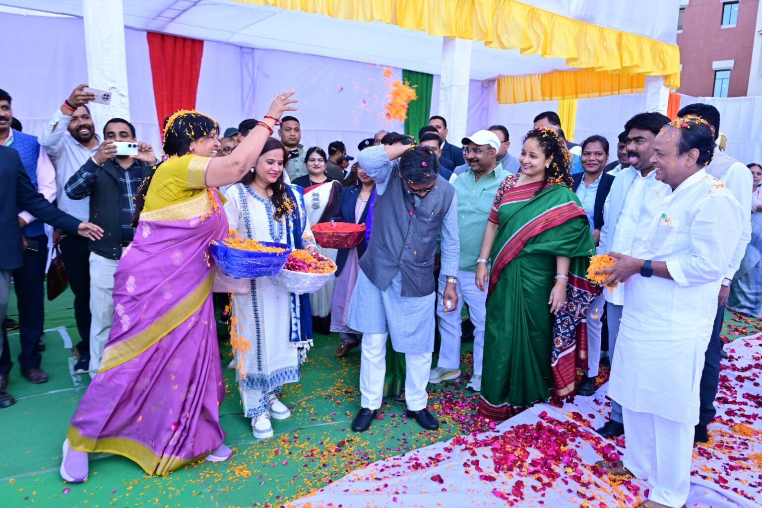 झारखंड विधानसभा में मंत्रियों और विधायकों ने खूब खेली फूलों की होली