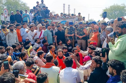 मथुरा में फरसा वाले बाबा की मौत के बाद हुए बवाल मामले में 300 पर केस दर्ज, 14 गिरफ्तार