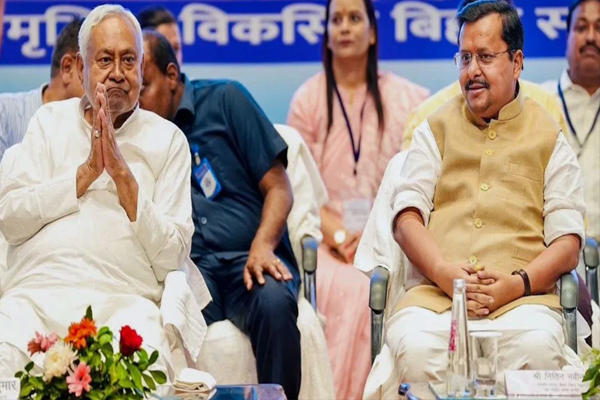 नीतीश कुमार ने विधान परिषद और नितिन नवीन ने विधानसभा से दिया इस्तीफा