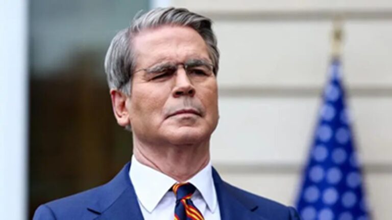 वैश्विक तेल कीमतों को नियंत्रित करने के लिए अमेरिका का बड़ा कदम: ईरानी तेल पर प्रतिबंधों में अस्थायी ढील