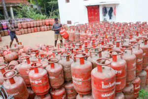 सामान्य पेट्रोल की कीमतों में कोई बढ़ोतरी नहीं होगी, एलपीजी सप्लाई सुनिश्चित करने के सभी प्रयास जारी: सरकार