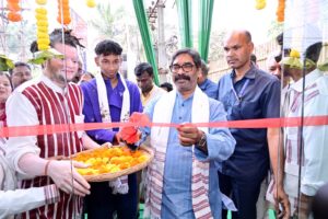 हेमंत सोरेन ने रांची में जोहारग्राम मेड इन झारखंड शोरूम का किया उद्घाटन