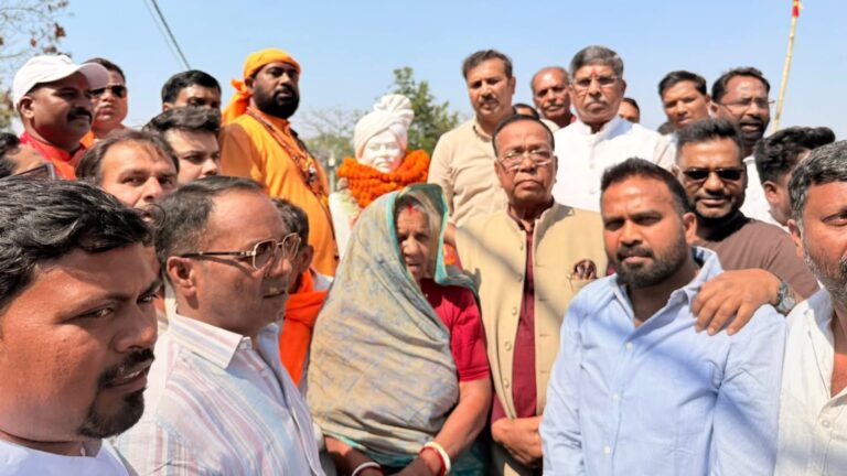 कांके चौक के समीप न्यू मार्केट में अनिल टाइगर की प्रतिमा स्थापित, आदित्य साहू, सुदेश महतो समेत कई लोगों ने दी श्रद्धांजलि