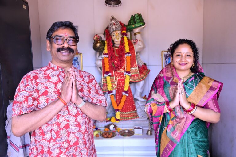 मुख्यमंत्री हेमंत सोरेन ने पत्नी कल्पना सोरेन संग तपोवन मंदिर में की पूजा