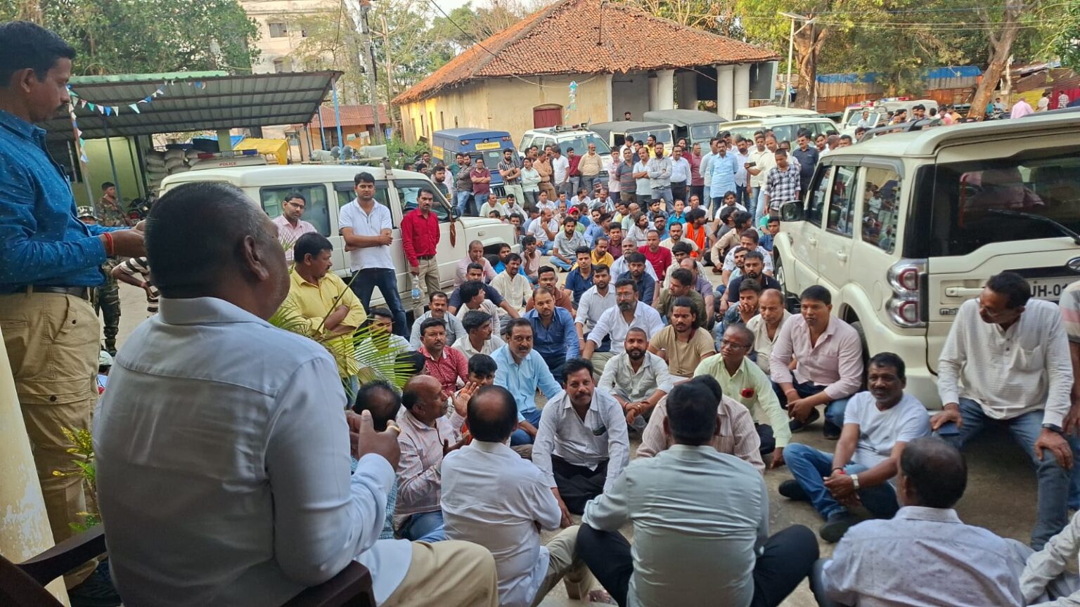 रामनवमी की शोभायात्रा में पथराव के विरोध में कल से अनिश्चिकालीन खूंटी बंद