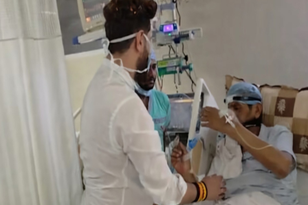 चिराग पासवान ने अस्पताल में भर्ती चाचा पशुपति पारस से की मुलाकात, उन्हें पिता-तुल्य बताया