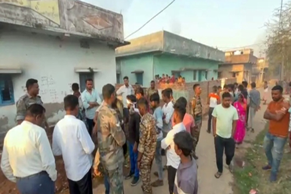 गिरिडीह में विवाहिता की संदिग्ध मौत के बाद बवाल, आक्रोशित मायके वालों ने ससुराल में लगाई आग