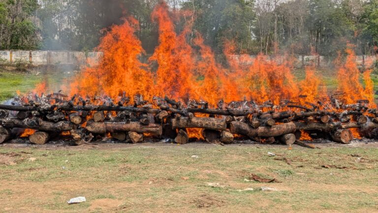 मुक्ति संस्था ने जुमार नदी के तट पर 24 अज्ञात शवों का किया अंतिम संस्कार