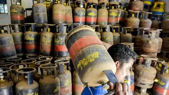 महंगाई का जोरदार झटका : LPG सिलिंडर 195.5 रुपये महंगा, आज से नई दरें लागू