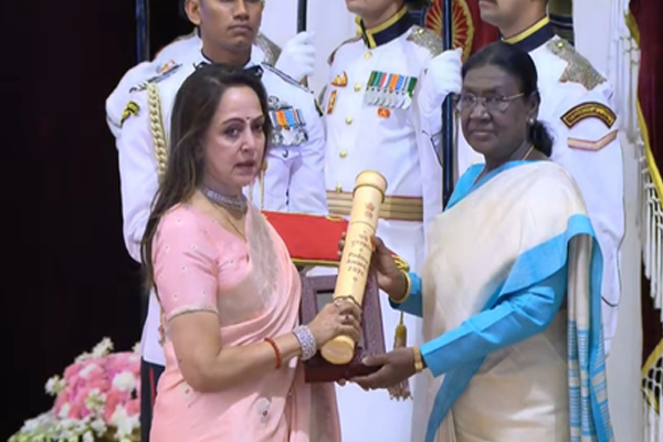 धर्मेन्द्र को मरणोपरांत पद्म विभूषण, पत्नी हेमा मालिनी ने पुरस्कार ग्रहण किया