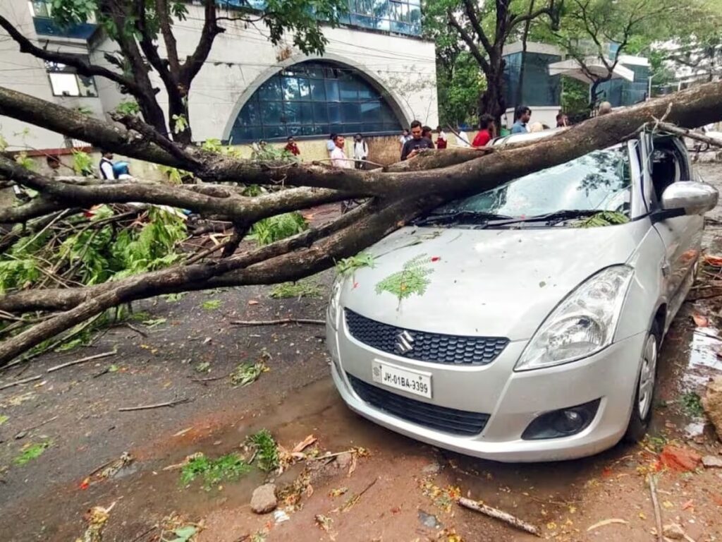 रांची समेत कई जिलों में आंधी के साथ जोरदार बारिश, पेड़ और मोबाइल टावर गिरे
