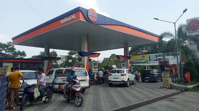 रांची में कई पेट्रोल पंपों पर लगी लंबी कतारें, कई पर लगे नो स्टॉक के बोर्ड
