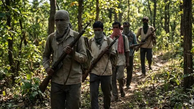झारखंड में कल 25 खूंखार नक्सली करेंगे सरेंड