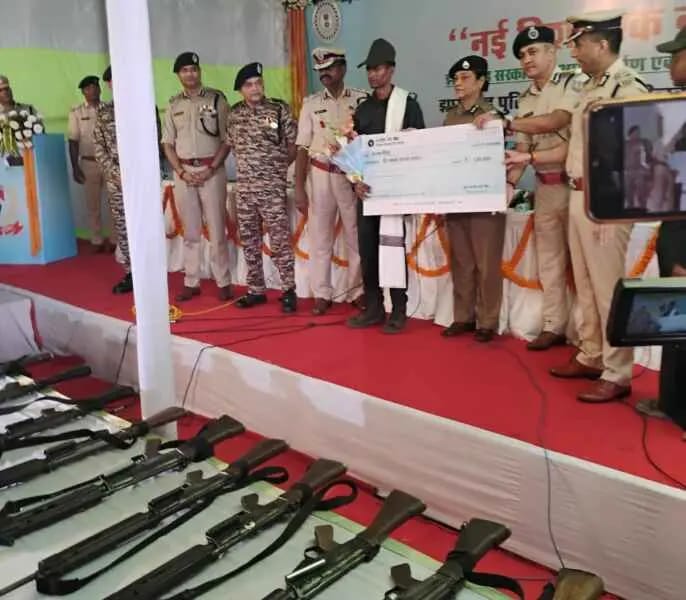 झारखंड में 27 माओवादियों ने किया आत्मसमर्पण